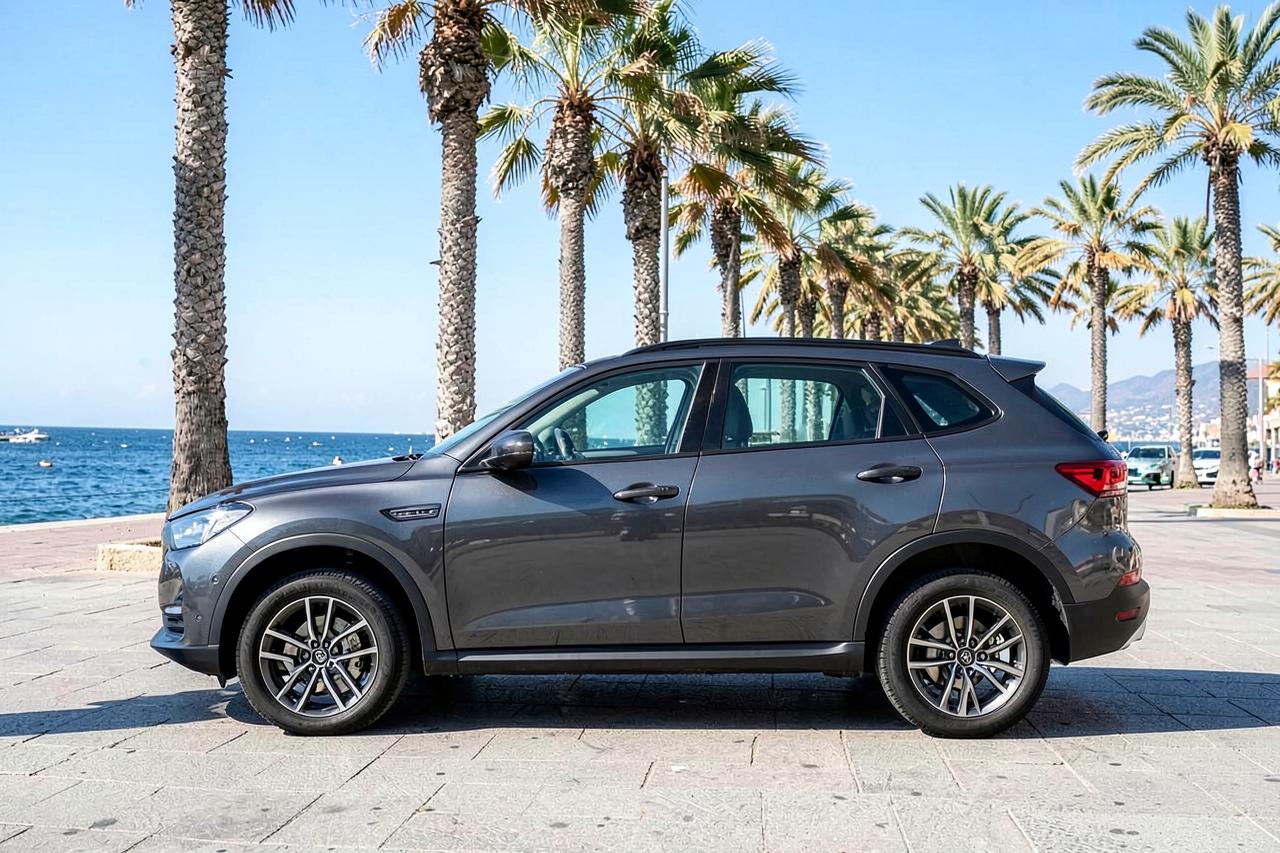 Coche de alquiler junto al paseo marítimo de Málaga